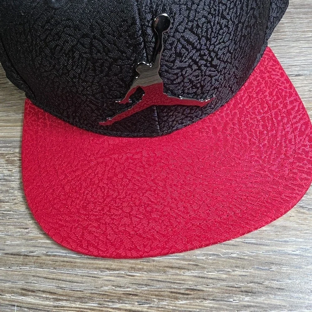 Michael Jordan 'Jumpman' Nike‎ Metal Logo Black Red Hat Cap Snapback YOUTH HAT